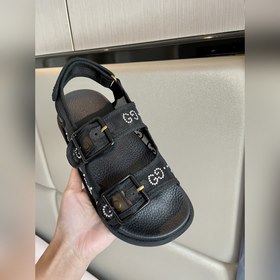 Новая коллекция Gucci представляет модель с кристаллами GG, подче