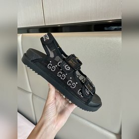 Новая коллекция Gucci представляет модель с кристаллами GG, подче