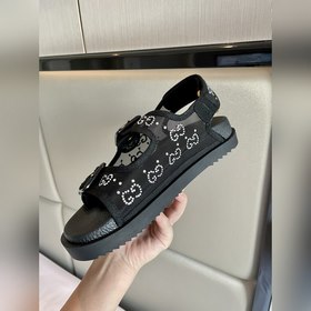 Новая коллекция Gucci представляет модель с кристаллами GG, подче