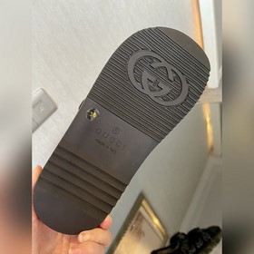 Новая коллекция Gucci представляет модель с кристаллами GG, подче