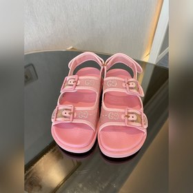 Новая коллекция Gucci представляет модель с кристаллами GG, подче