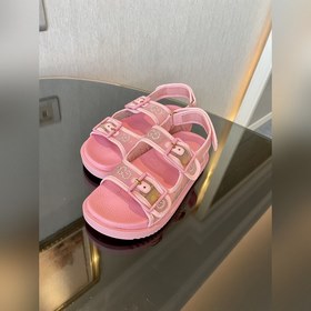 Новая коллекция Gucci представляет модель с кристаллами GG, подче