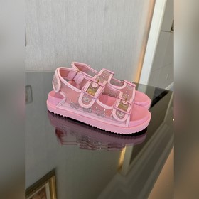 Новая коллекция Gucci представляет модель с кристаллами GG, подче