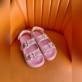 Новая коллекция Gucci представляет модель с кристаллами GG, подче
