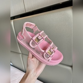 Новая коллекция Gucci представляет модель с кристаллами GG, подче