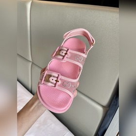 Новая коллекция Gucci представляет модель с кристаллами GG, подче