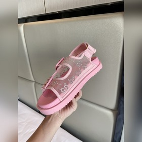 Новая коллекция Gucci представляет модель с кристаллами GG, подче