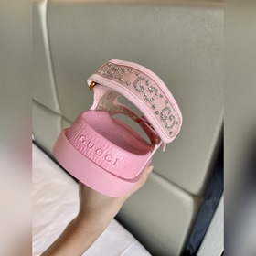 Новая коллекция Gucci представляет модель с кристаллами GG, подче