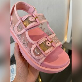 Новая коллекция Gucci представляет модель с кристаллами GG, подче