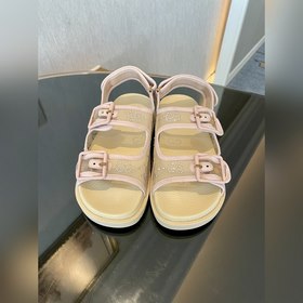 Новая коллекция Gucci представляет модель с кристаллами GG, подче