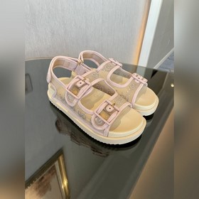 Новая коллекция Gucci представляет модель с кристаллами GG, подче