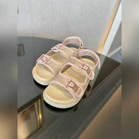 Новая коллекция Gucci представляет модель с кристаллами GG, подче