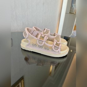 Новая коллекция Gucci представляет модель с кристаллами GG, подче