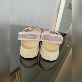 Новая коллекция Gucci представляет модель с кристаллами GG, подче