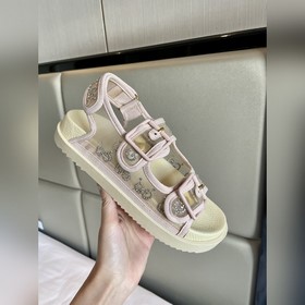 Новая коллекция Gucci представляет модель с кристаллами GG, подче