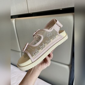 Новая коллекция Gucci представляет модель с кристаллами GG, подче