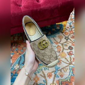 Ранневесенняя коллекция 2023 от Gucci представляет модель Rainbow