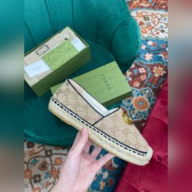 Ранневесенняя коллекция 2023 от Gucci представляет модель Rainbow