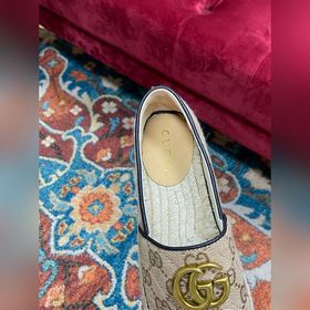 Ранневесенняя коллекция 2023 от Gucci представляет модель Rainbow