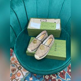 Ранневесенняя коллекция 2023 от Gucci представляет модель Rainbow