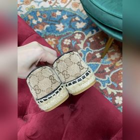 Ранневесенняя коллекция 2023 от Gucci представляет модель Rainbow
