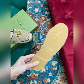 Ранневесенняя коллекция 2023 от Gucci представляет модель Rainbow