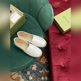 Ранневесенняя коллекция 2023 от Gucci представляет модель Rainbow