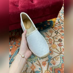 Ранневесенняя коллекция 2023 от Gucci представляет модель Rainbow