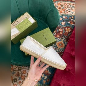 Ранневесенняя коллекция 2023 от Gucci представляет модель Rainbow