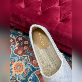 Ранневесенняя коллекция 2023 от Gucci представляет модель Rainbow