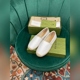 Ранневесенняя коллекция 2023 от Gucci представляет модель Rainbow