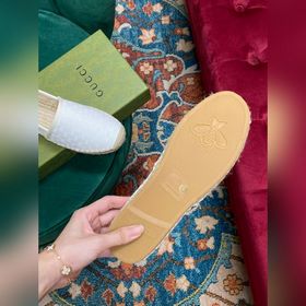 Ранневесенняя коллекция 2023 от Gucci представляет модель Rainbow