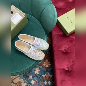 Ранневесенняя коллекция 2023 от Gucci представляет модель Rainbow