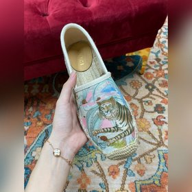 Ранневесенняя коллекция 2023 от Gucci представляет модель Rainbow
