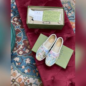 Ранневесенняя коллекция 2023 от Gucci представляет модель Rainbow