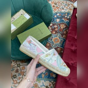 Ранневесенняя коллекция 2023 от Gucci представляет модель Rainbow