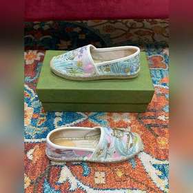 Ранневесенняя коллекция 2023 от Gucci представляет модель Rainbow