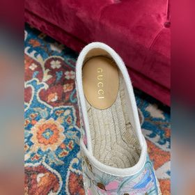 Ранневесенняя коллекция 2023 от Gucci представляет модель Rainbow