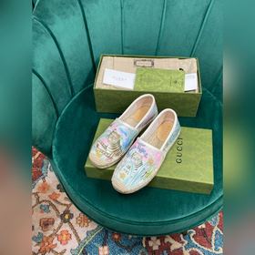 Ранневесенняя коллекция 2023 от Gucci представляет модель Rainbow