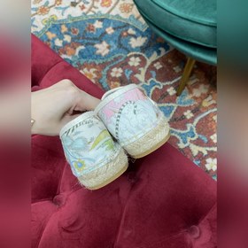Ранневесенняя коллекция 2023 от Gucci представляет модель Rainbow