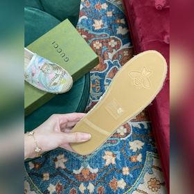 Ранневесенняя коллекция 2023 от Gucci представляет модель Rainbow