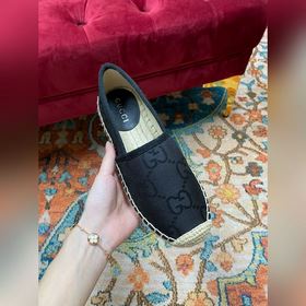 Ранневесенняя коллекция 2023 от Gucci представляет модель Rainbow