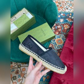 Ранневесенняя коллекция 2023 от Gucci представляет модель Rainbow