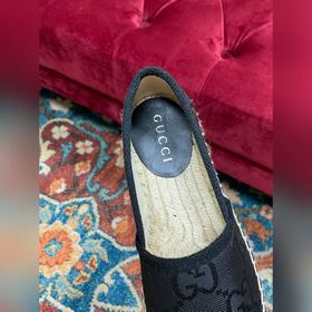 Ранневесенняя коллекция 2023 от Gucci представляет модель Rainbow
