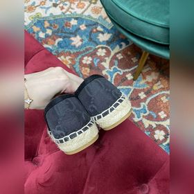 Ранневесенняя коллекция 2023 от Gucci представляет модель Rainbow
