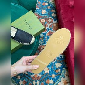 Ранневесенняя коллекция 2023 от Gucci представляет модель Rainbow