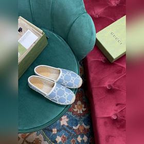 Ранневесенняя коллекция 2023 от Gucci представляет модель Rainbow