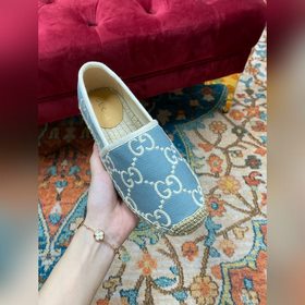 Ранневесенняя коллекция 2023 от Gucci представляет модель Rainbow