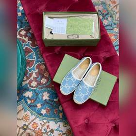 Ранневесенняя коллекция 2023 от Gucci представляет модель Rainbow