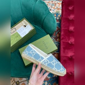 Ранневесенняя коллекция 2023 от Gucci представляет модель Rainbow